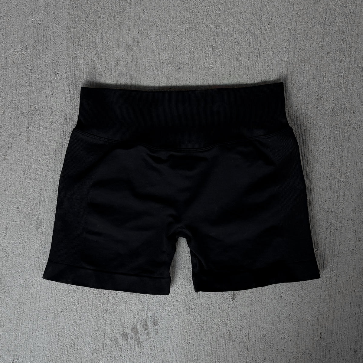 ONYX SCRUNCH SHORT